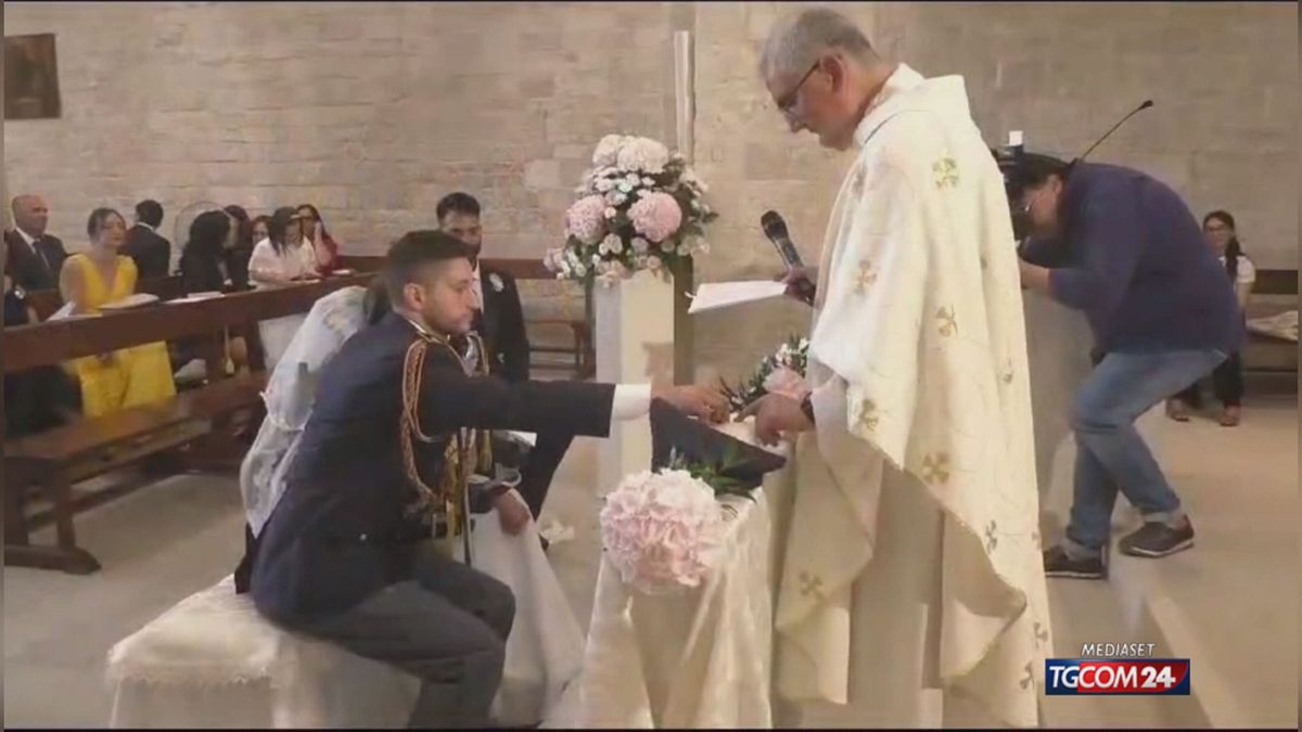 Poliziotto sposa la compagna atleta paralimpica, festa in questura