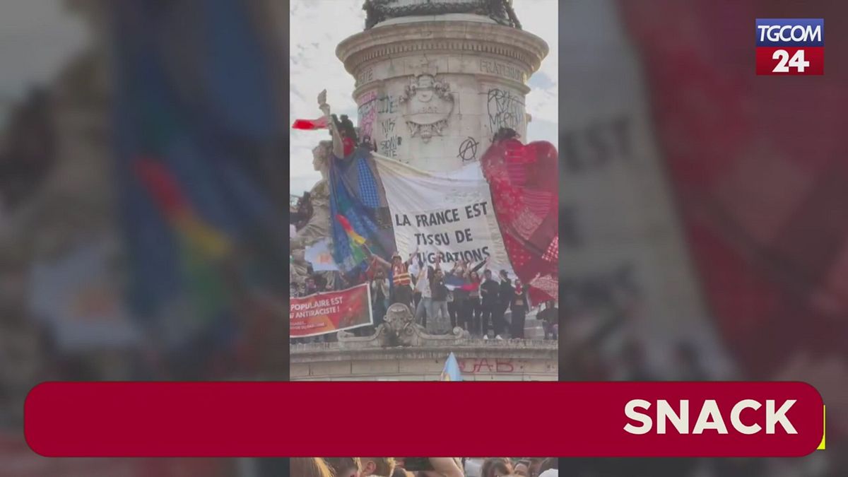 Elezioni in Francia, la piazza festeggia con un coro in italiano: "Siamo tutti antifascisti"