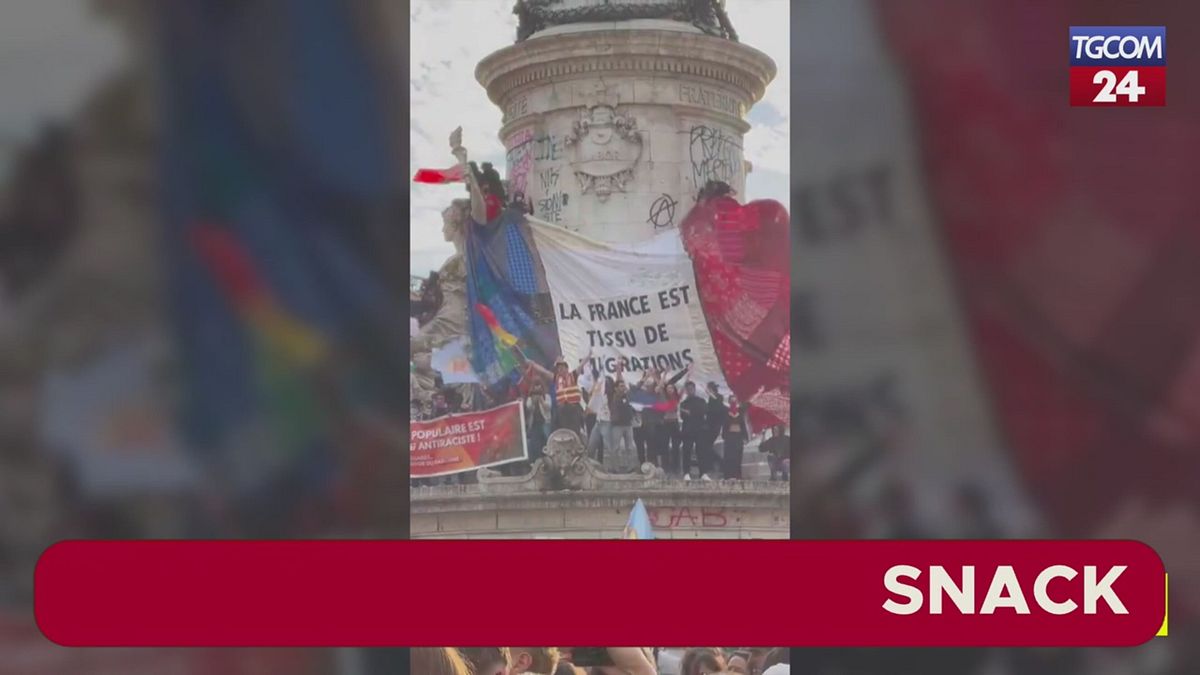 Elezioni in Francia, la piazza festeggia con un coro in italiano "Siamo tutti antifascisti"