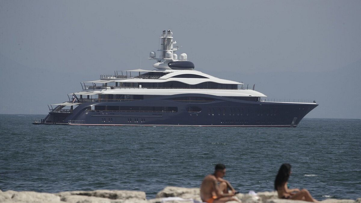 Napoli, il megayacht di Zuckerberg fa tappa a Mappatella Beach