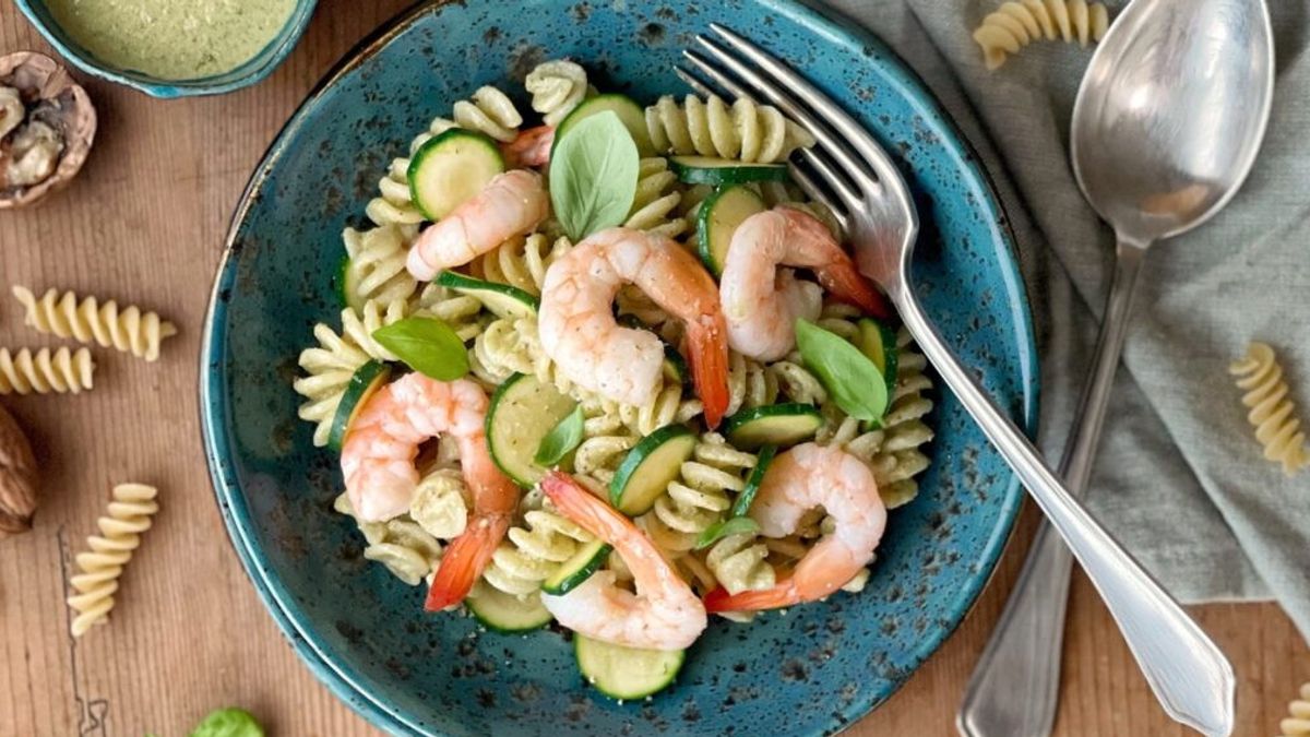 Pasta fredda con pesto di zucchine e gamberi