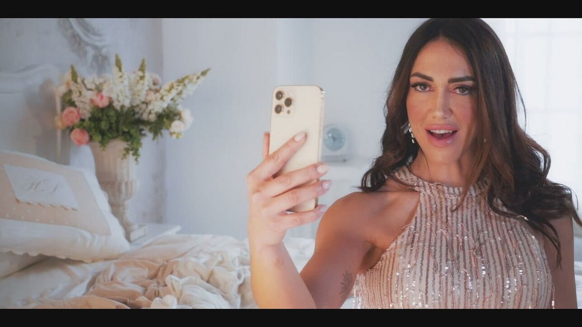 Federica Pacela lancia il suo "Vai col tanga"! - Tgcom24