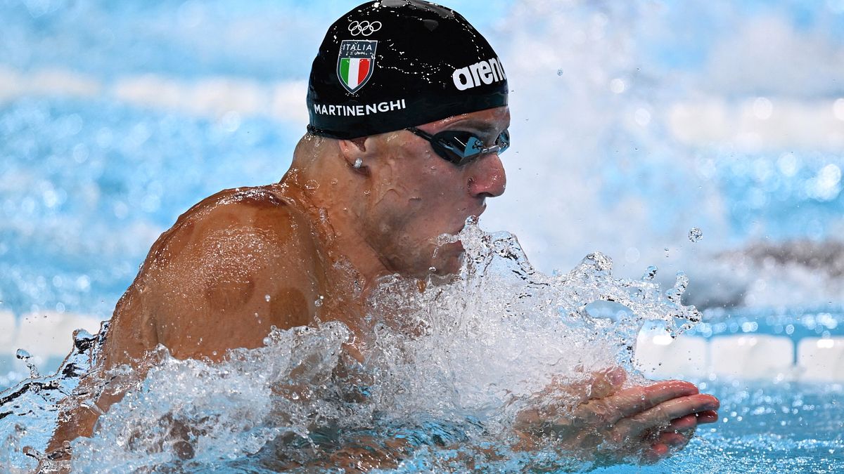 Olimpiadi, Nicolò Martinenghi riscrive la storia del nuoto è oro nei