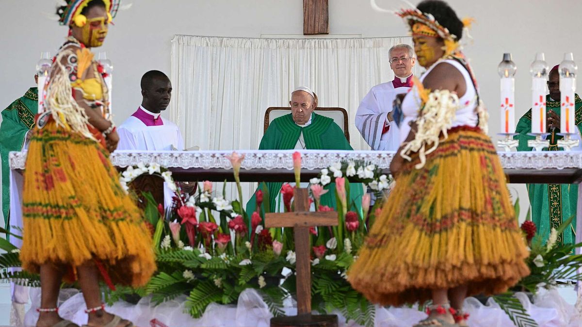 Angelus del Papa dalla Papua Nuova Guinea: "Pace per le nazioni e anche per il Creato"