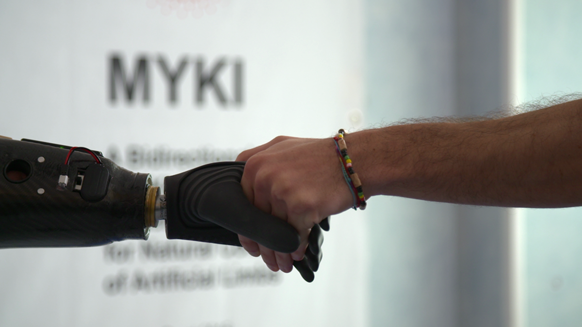 Funziona la mano robotica a controllo magnetico: è made in Italy