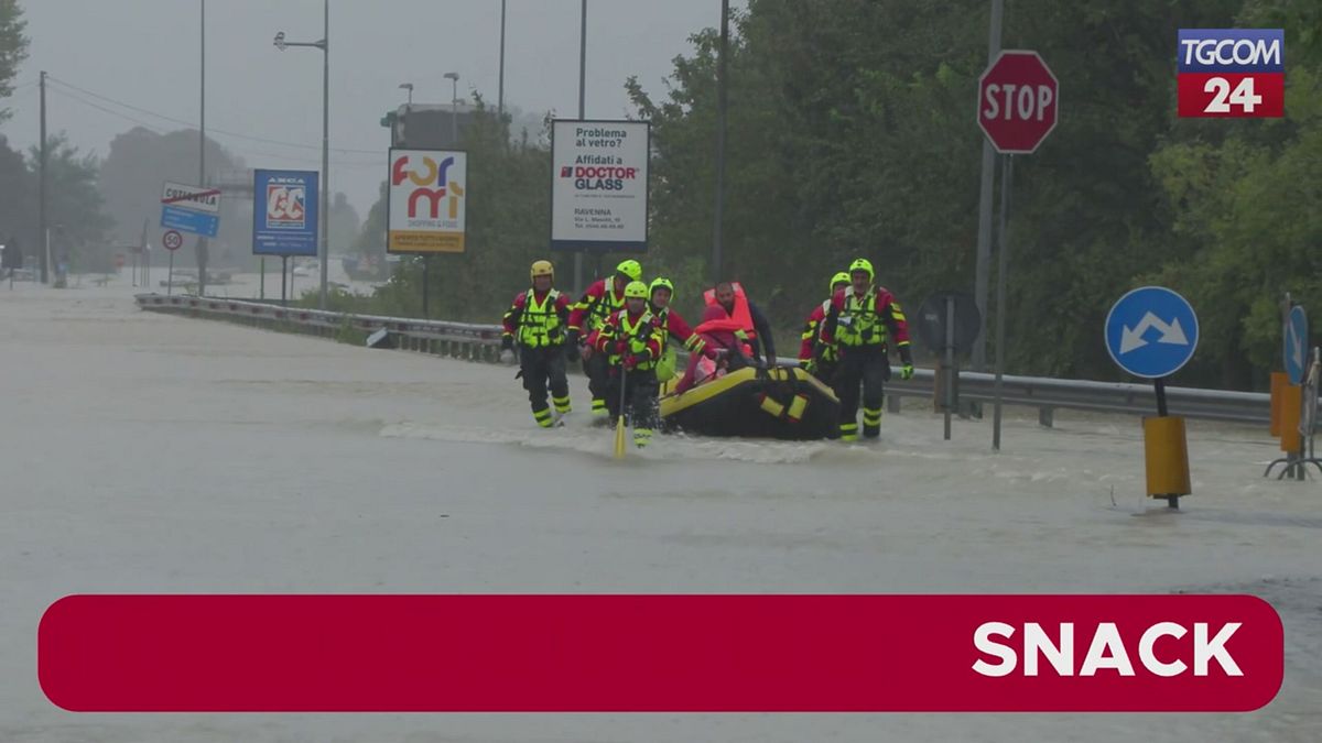 Maltempo in Emilia-Romgna, famiglia evacuata dai vigili del fuoco sul ...