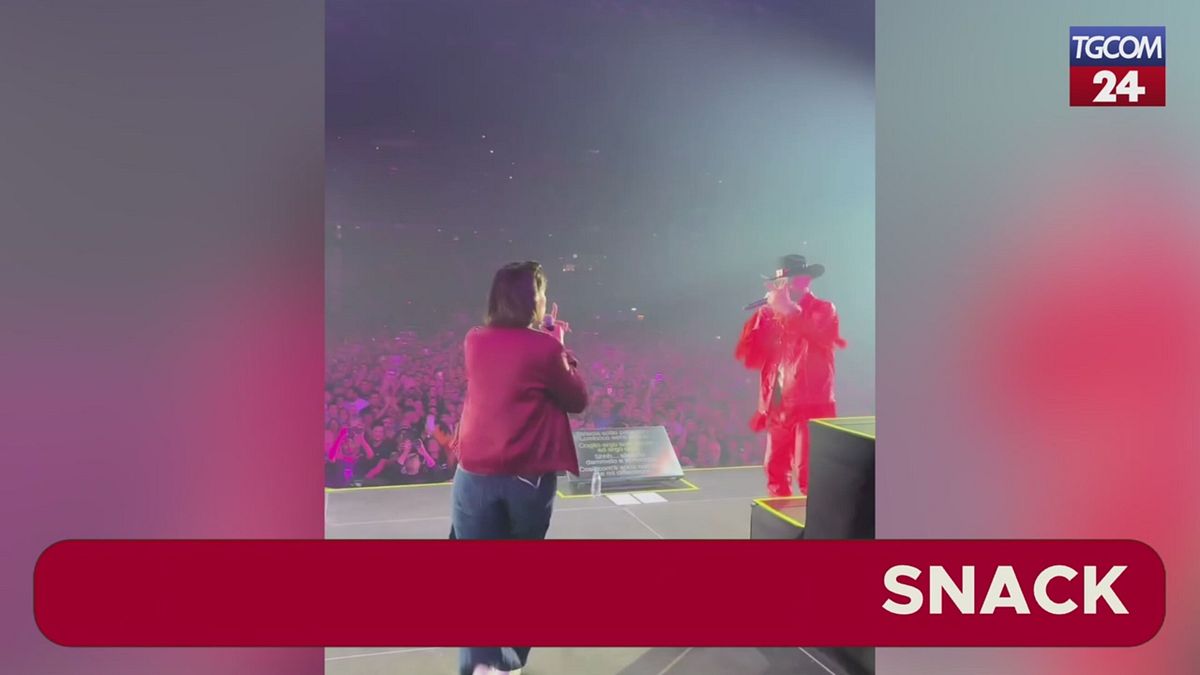 Elly Schlein rapper per una sera, canta sul palco con J-Ax