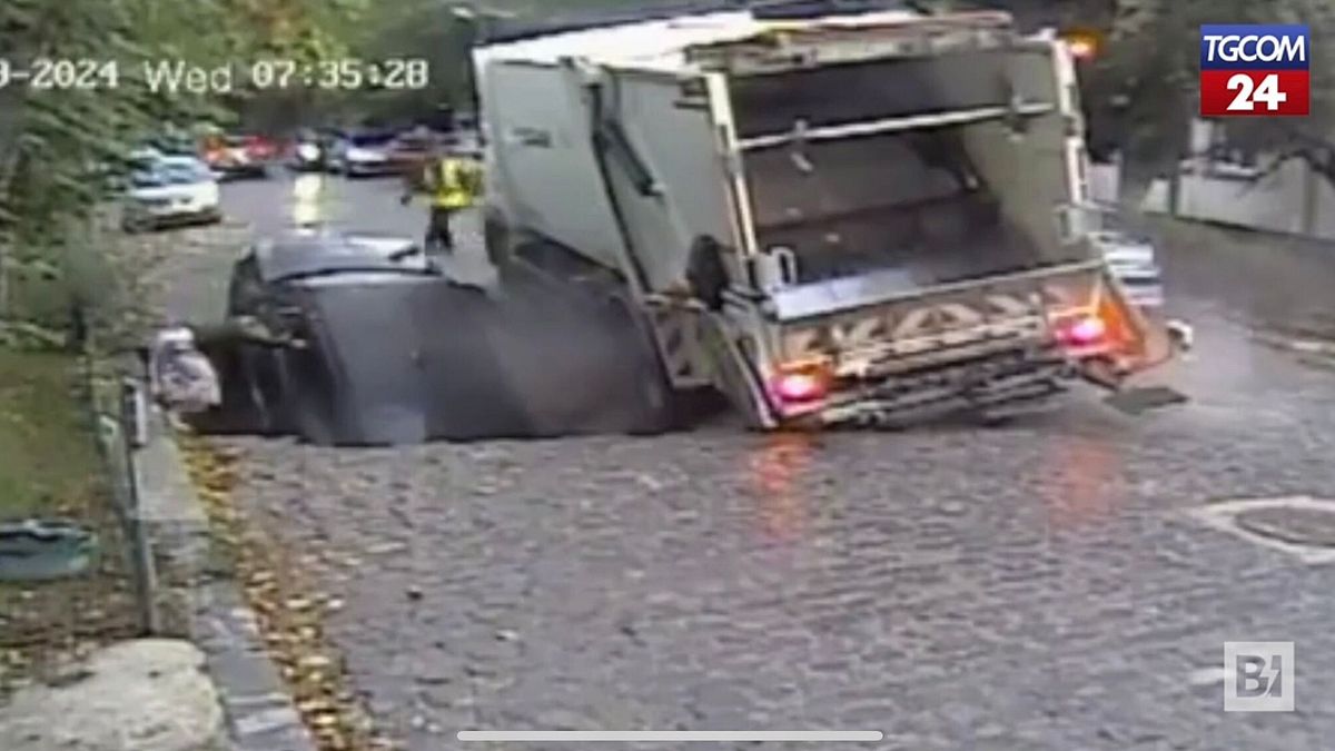 Bucarest, si apre voragine in strada inghiottiti mamma e bimbo