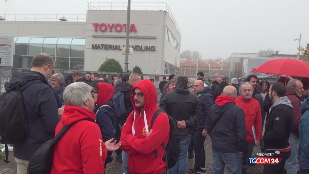 Bologna, sciopero alla Toyota al via le autopsie sui due operai