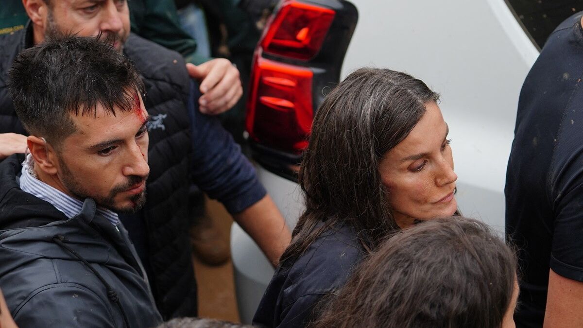 Paiporta ziyareti gözyaşlarıyla ve çamurla kaplı olarak sona erdi