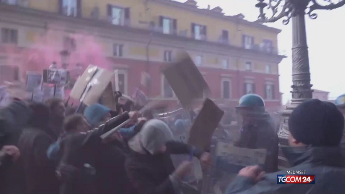 Bologna ve Salvini'de çatışmalar: “Sosyal merkezleri kapatın”
