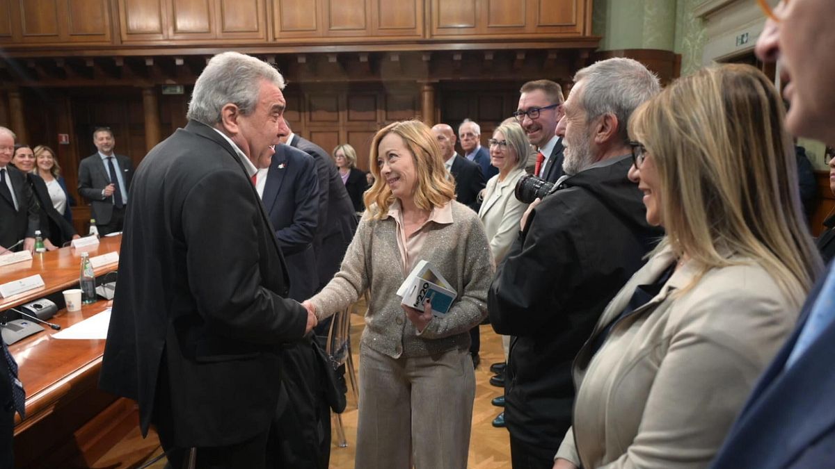 Manovra, incontro Meloni-sindacati: Cgil e Uil le regalano un libro e una calcolatrice