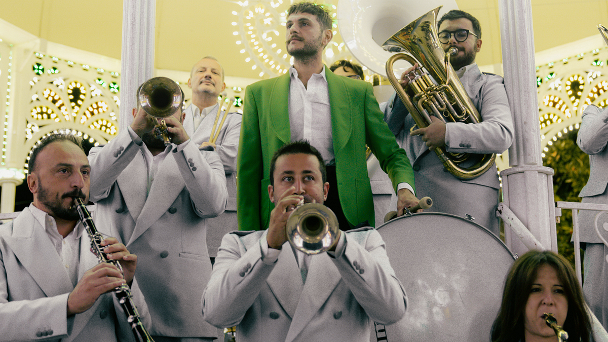 Sbanda ile turneye çıkan Renzo Rubino, popüler müziği kulüplere taşıyor