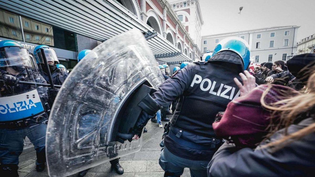 Torino'da polis güçleri ile muhalifler arasında çatışma
