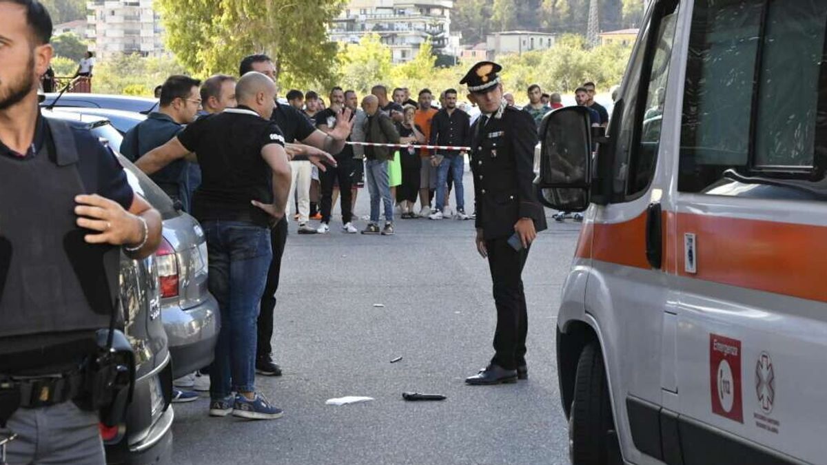 Crotone, 44 yaşındaki kişiyi öldüren polis memurunu dövdüğü için dört kişi tutuklandı