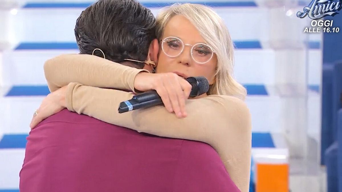 “Erkekler ve kadınlar”, Maria De Filippi Martina De Ioannon'u taklit ediyor