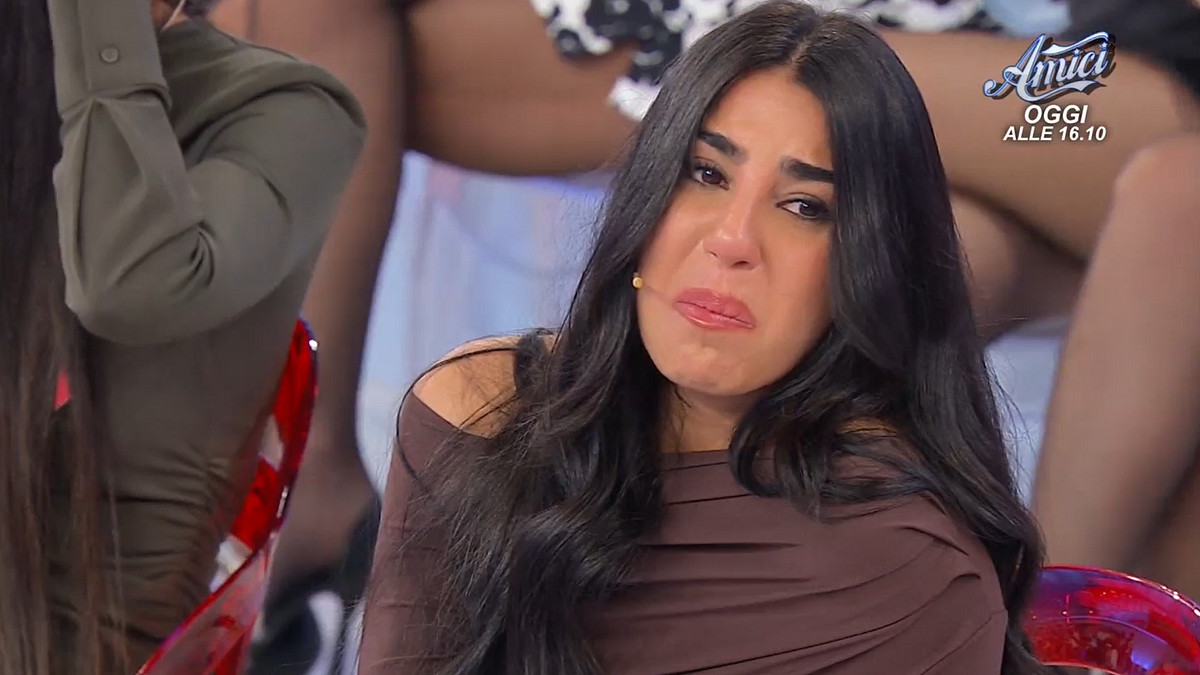 Michele Amal'la dışarı çıkıyor, Veronica ağlıyor