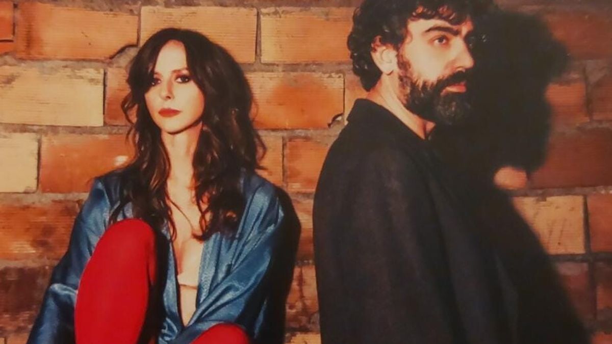 Caterina Guzzanti “Ona Göre” ile tiyatroya çıkıyor: inceleme