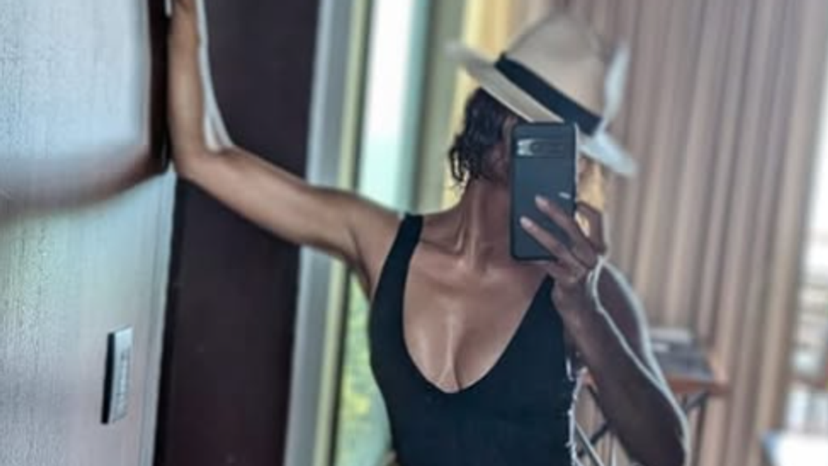 Halle Berry Noel'i sıcak bir selfie ile kutladı