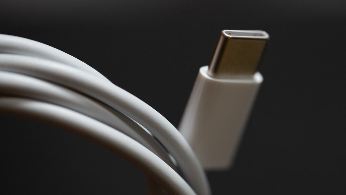 EU Mandates Universal Charger for All New Devices –  The Republic