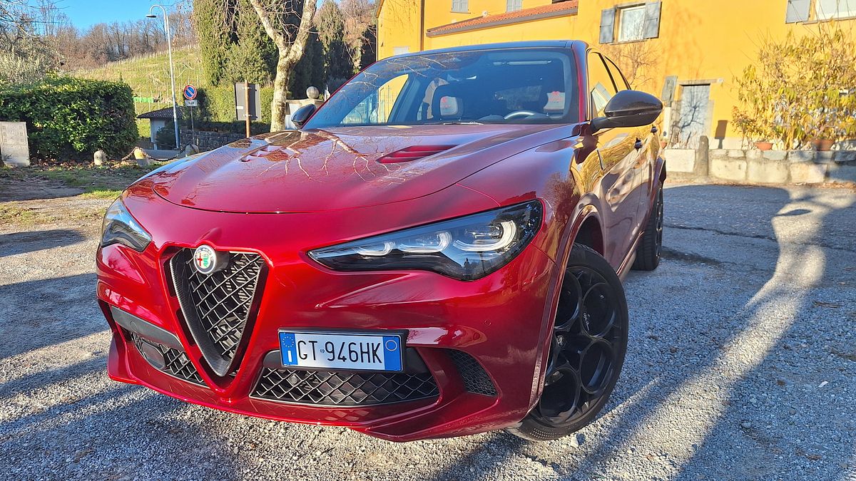 Saf sürüş keyfini artıran Stellantis SUV boyutlu süper otomobil Alfa Romeo Stelvio Quadrifoglio'nun direksiyonunda