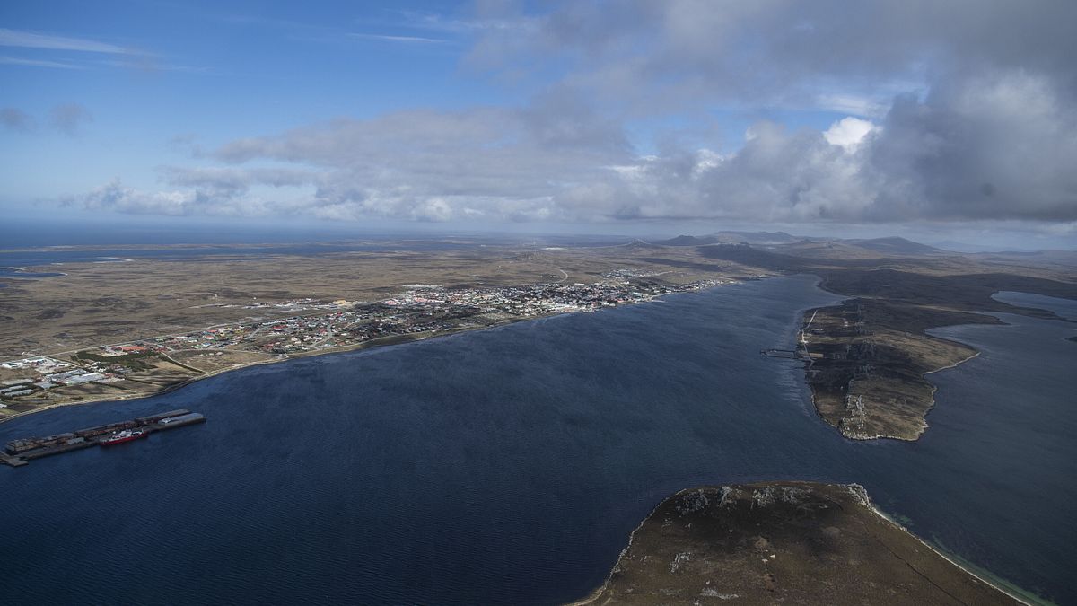 Arjantin, Falkland Adaları üzerinde egemenlik iddiasında bulunmak için geri dönüyor
