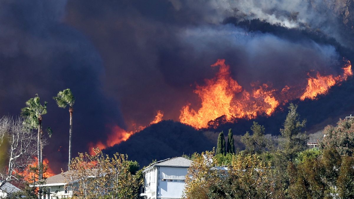 Incendio a Los Angeles, ordine evacuazione per 30mila residenti