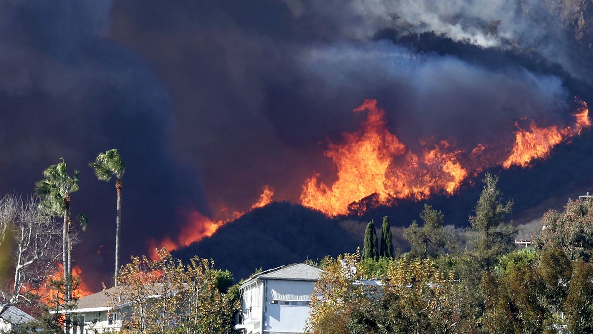 Incendio a Los Angeles, ordine evacuazione per 30mila residenti