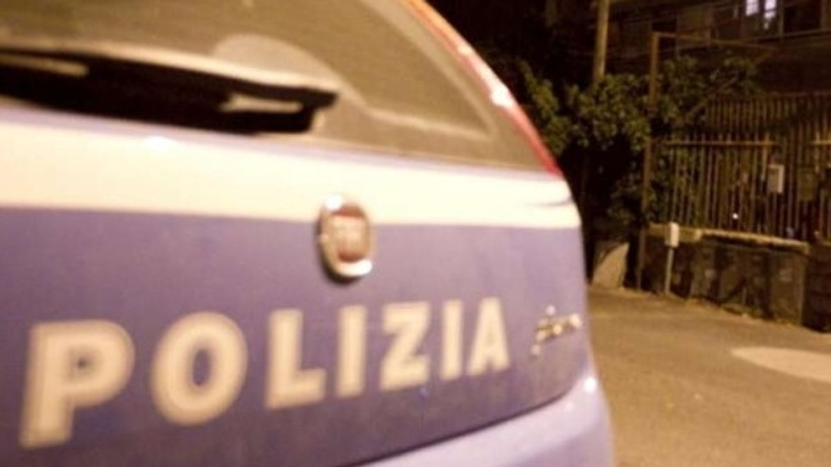 Varese'de çatışmalar var, genç yabancılar polis memurlarının etrafını sarıyor