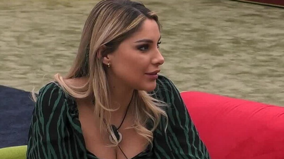 Al "Grande Fratello" Chiara criticata per il rapporto con uomini