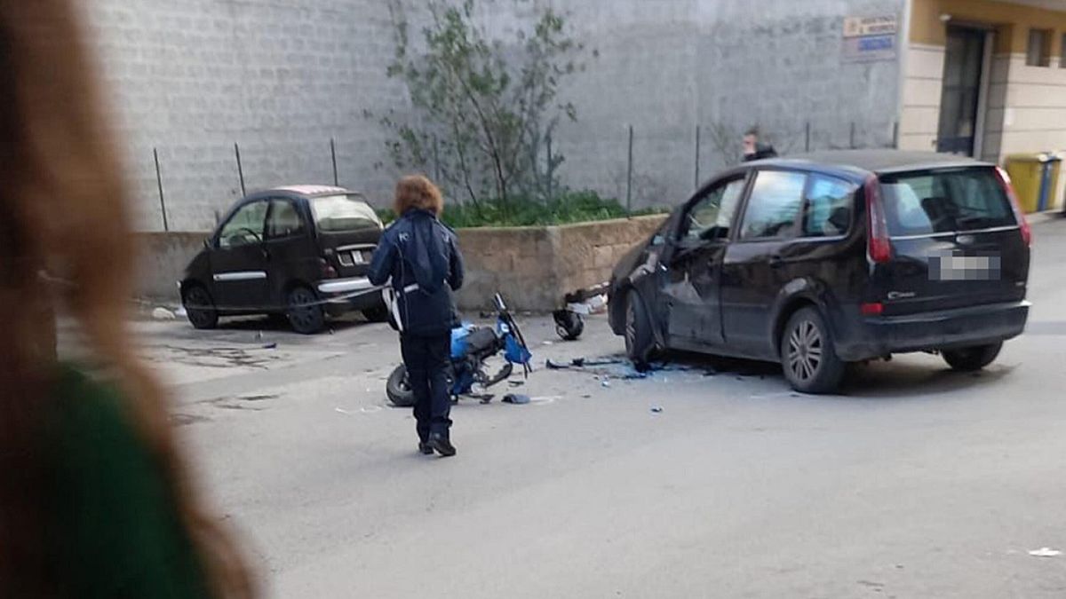 Polisten kaçarken scooter ile otomobile çarptı: 15 yaşındaki çocuk ağır yaralandı