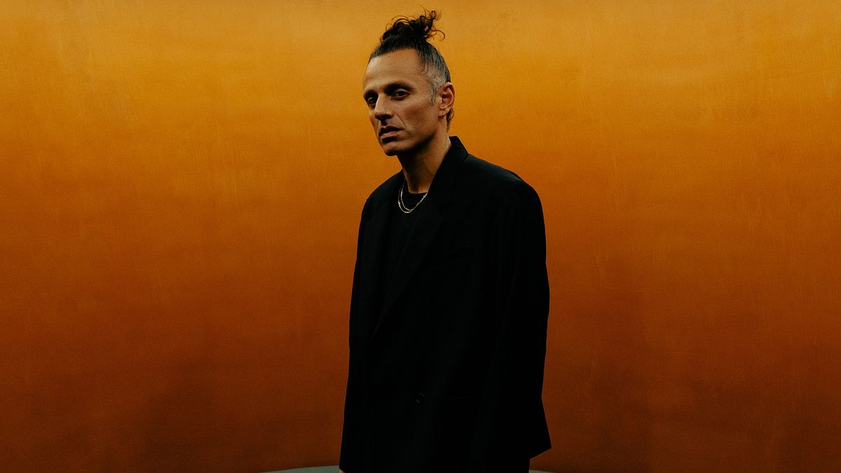 Ghemon, “Una cosetta cos” albümünde stand up ve müziği birleştiriyor