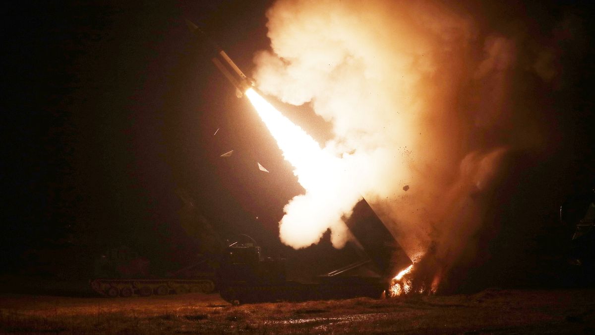 Zelensky: "Una settimana di bombardamenti russi a tappeto, ma la difesa regge" | Putin: "Stiamo difendendo il nostro futuro"