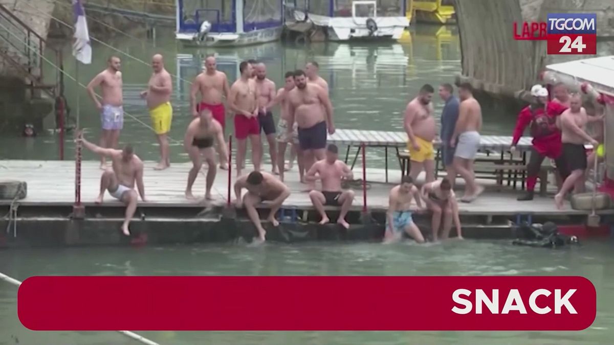 Bosna, Ortodoks İsa'nın Doğuşu için kış ortasında nehirde yüzme yarışması
