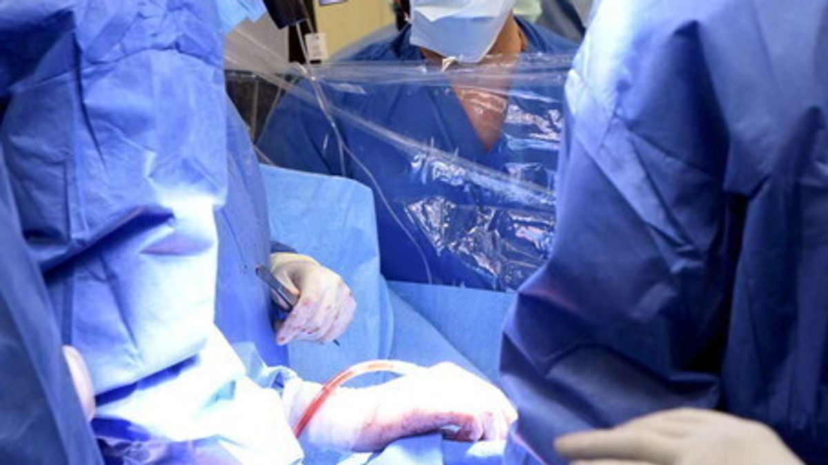 Böbrek kanserine yakalanan 8 yaşındaki kız çocuğu çıkarıldı