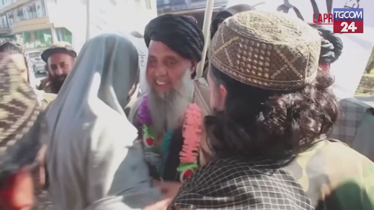 Afghanistan, leader talebano torna a Kabul dopo scambio prigionieri con Usa