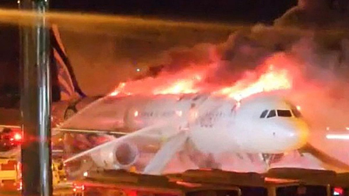 Corea del Sud, aereo prende fuoco in pista: evacuate 176 persone