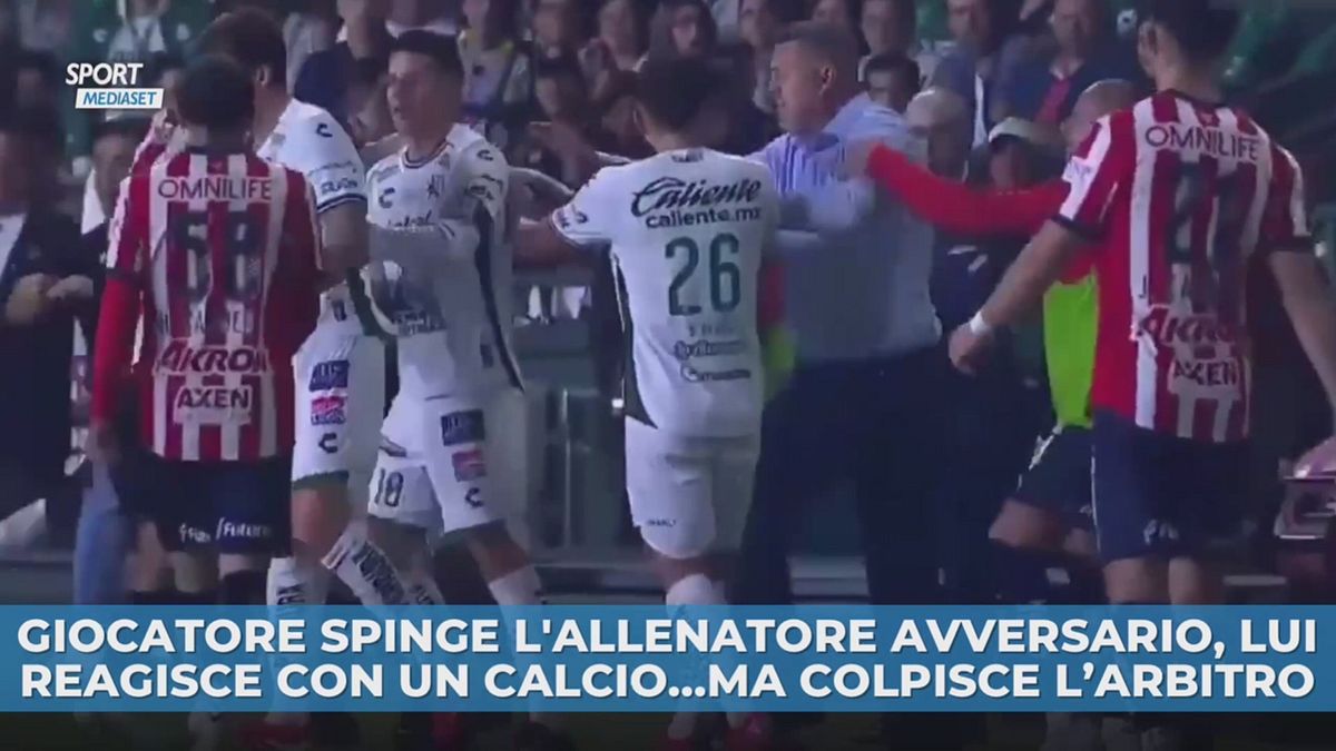 Giocatore spinge l'allenatore avversario, lui reagisce...ma colpisce l ...