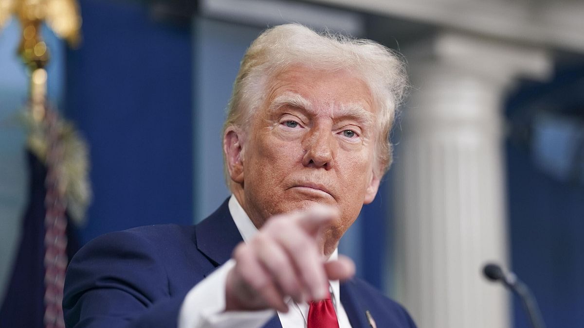 Trump firma l'ordine esecutivo per i dazi: nel mirino Canada, Messico e Cina | Trudeau risponde: 