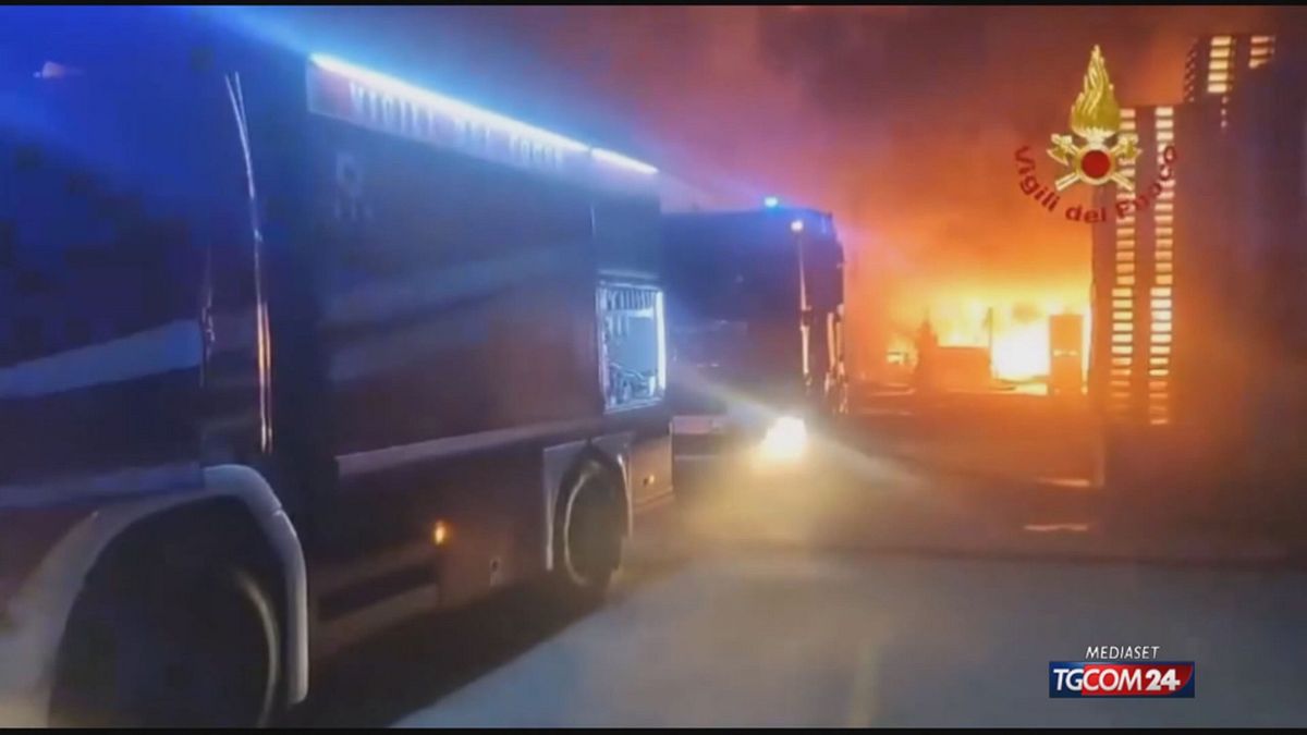 Grosso incendio all'Inalca a Reggio Emilia