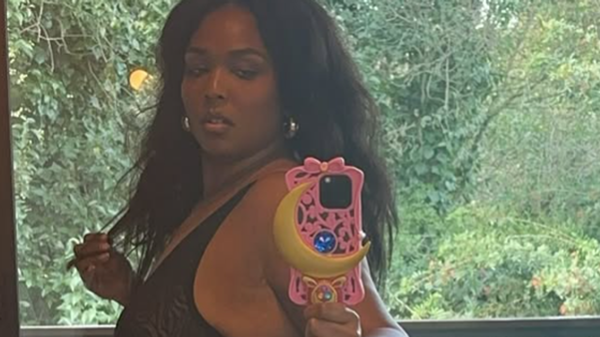 Lizzo poundlarını çok kaybetti ve yeni siluetini gösteriyor