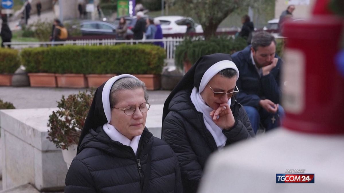 Papa Francis, Tıbbi Bülten: "Hafif iyileşme klinik durumlar, ateşsiz kalır"