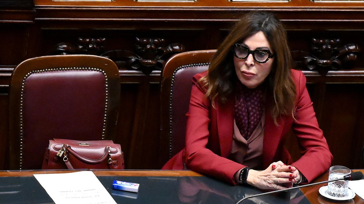 Santanchè'ye karşı güvensizliğin hareketi, bakan oda içinde cevap veriyor