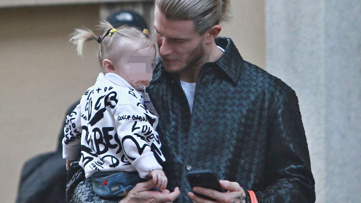 Loris Karius Havayla Yürüyüş, Alışveriş ve Selfie'ler arasında Hayranlarla Selfie'ler
