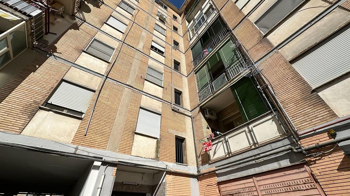 Bebek Acerra'da engellendi, atıkta bulunan kanlı pijamalar