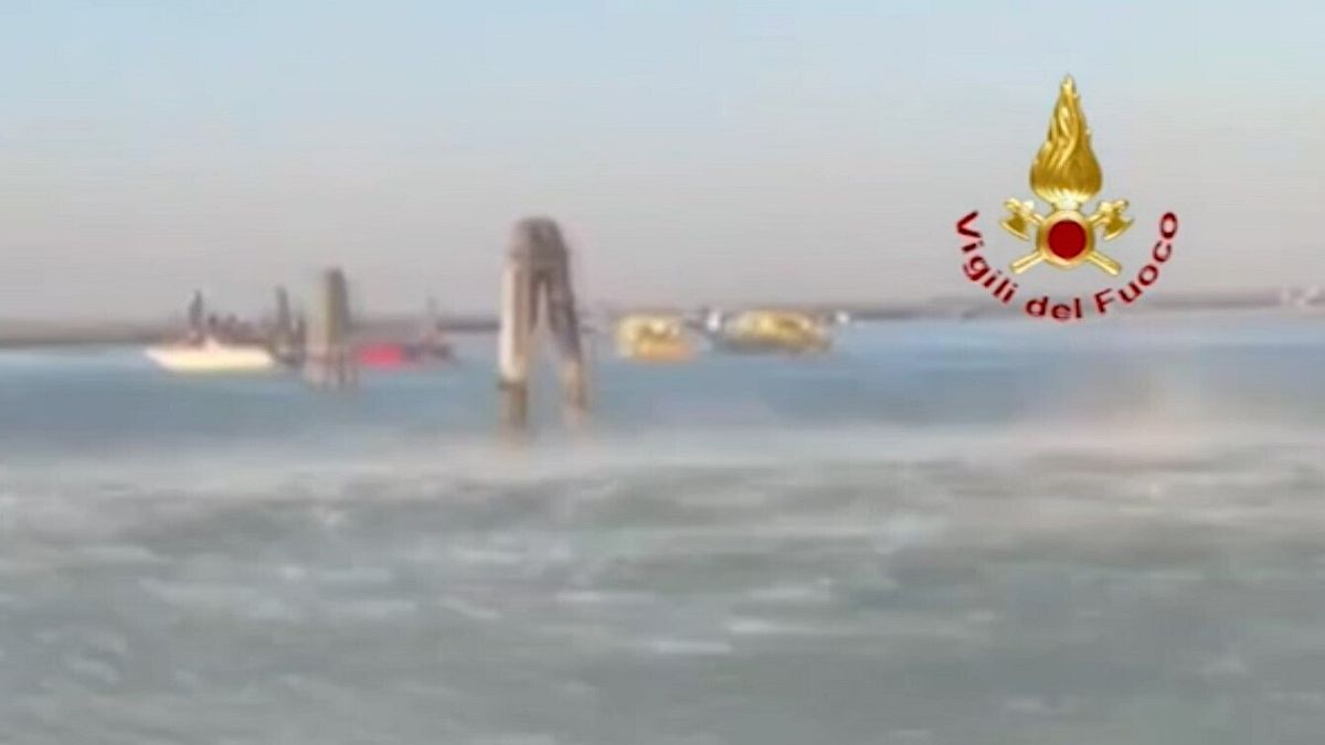 Venedik, tekne raporlama direklerine çarpıyor: kadın ölüyor
