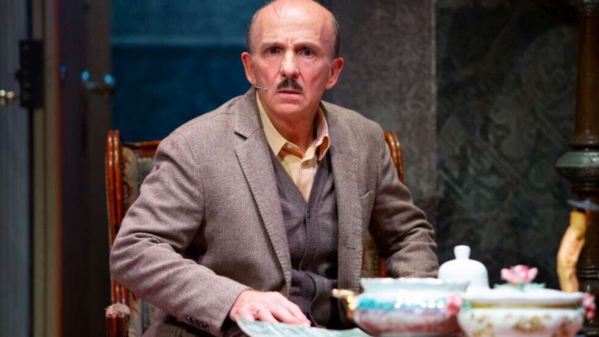 Tiyatrodaki Carlo Buccirosso “Neşeli Dul” … Ama Çok Fazla Değil