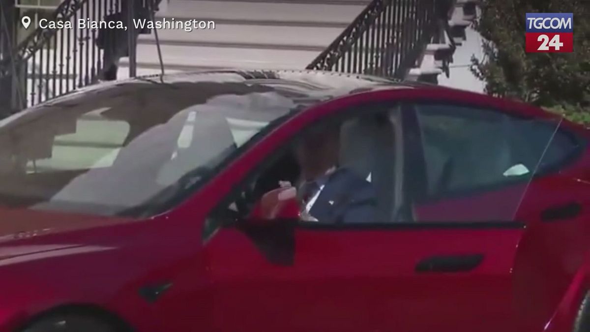 Tesla borsada çöküyor, Trump Elon Musk'u desteklemek için bir araba alıyor