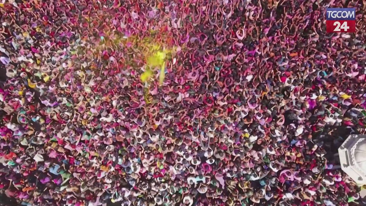 Hindistan, Ahmedabad Holi'yi kutlamak için pembeyle dolu
