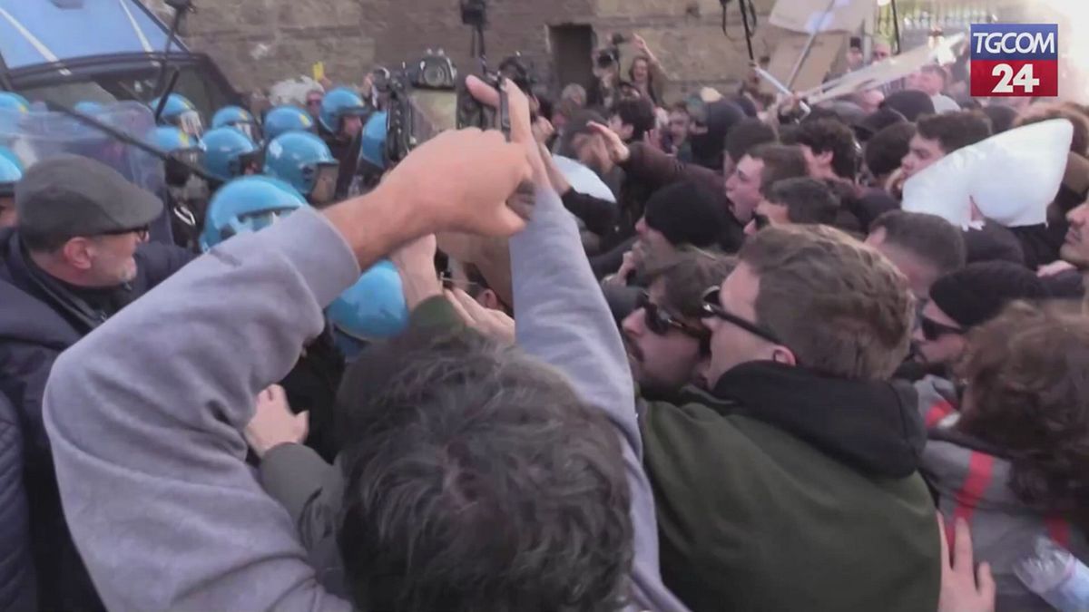Campi Flegrei, Bagnoli'de göstericiler ve polis arasında çatışmalar
